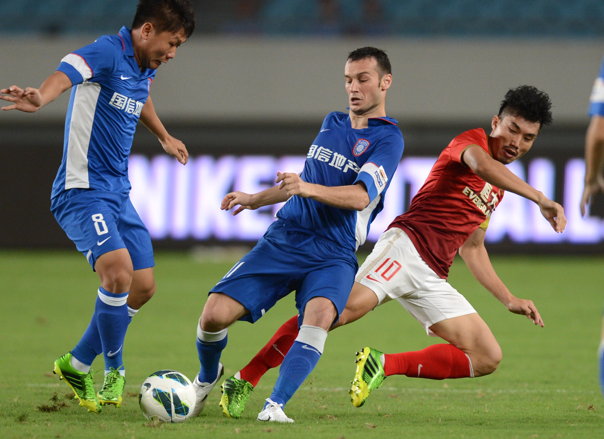 Pejcinovic帽子戏法难救主，沃尔夫斯堡客场击败狼堡（Pejcinovic戴帽难救主，沃尔夫斯堡客场力克狼堡）