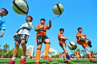 记者：于帕在穆西亚拉等3人续约后改变了自己的续约诉求（记者：穆西亚拉等三人完成续约后，于帕调整了自己的续约要求）