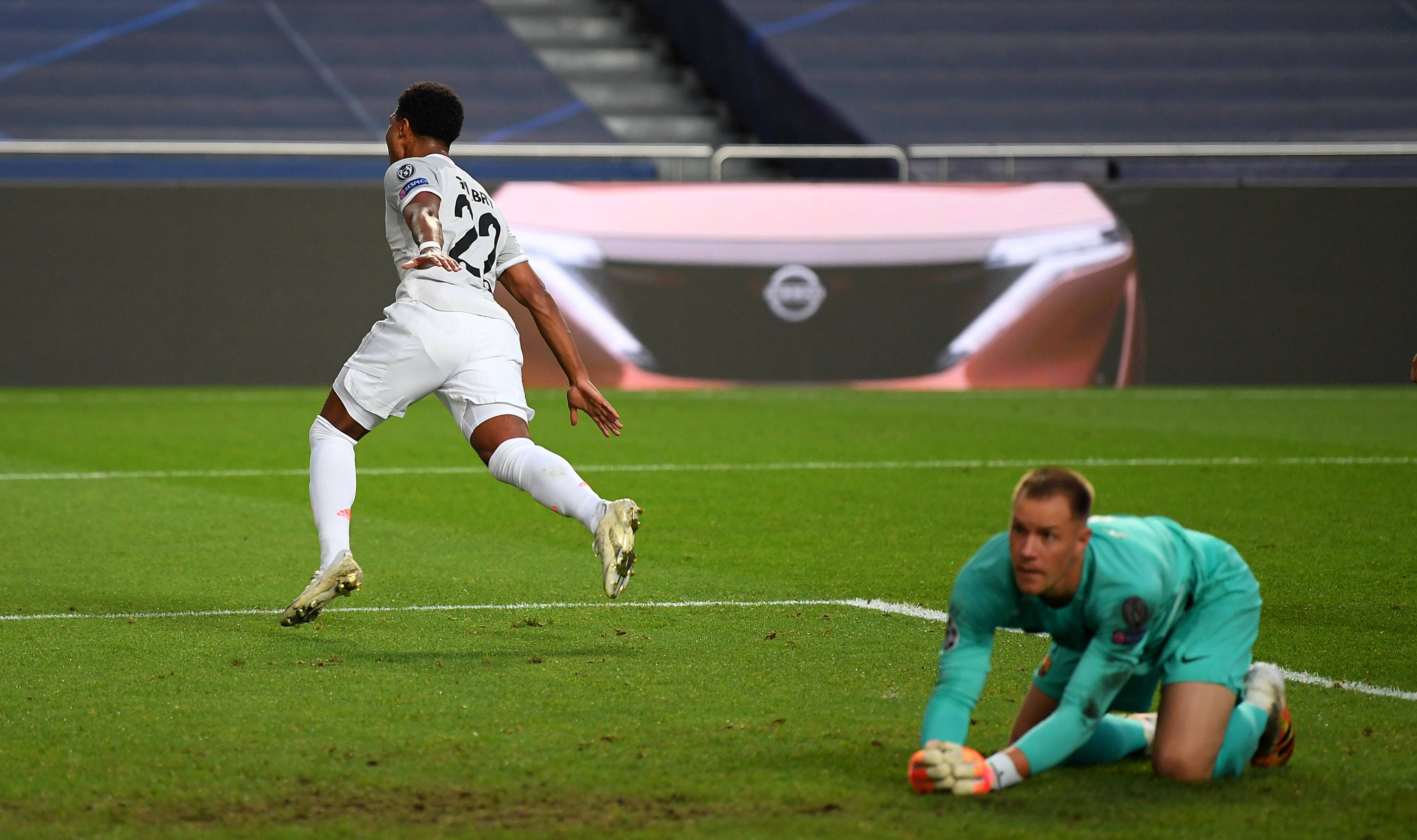 埃迪-豪：曼联整体表现有很大的提升；我们在努力改进防守（埃迪-豪：曼联整体进步显著，我们正致力于加强防守）