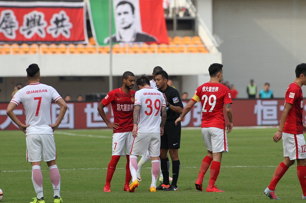 每体：孔德本赛季状态不佳，伊尼戈离队后巴萨防线表现不稳（每体：孔德本季发挥欠佳，伊尼戈离队后巴萨后防起伏明显）