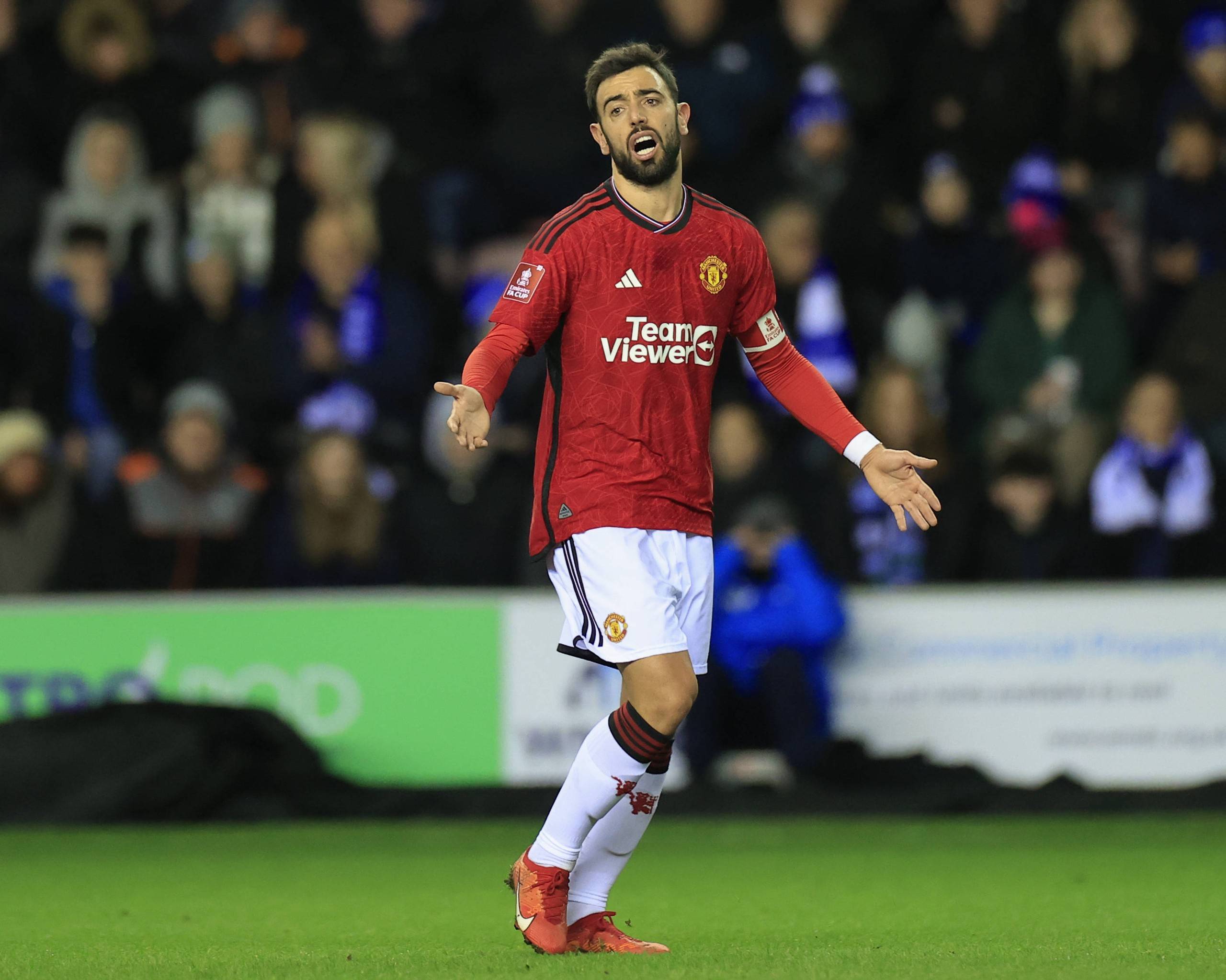 国米vs利物浦：萨拉赫缺阵，劳塔罗、阿坎吉、伊萨克首发（国米对阵利物浦：萨拉赫无缘出战，劳塔罗、阿坎吉、伊萨克领衔首发）