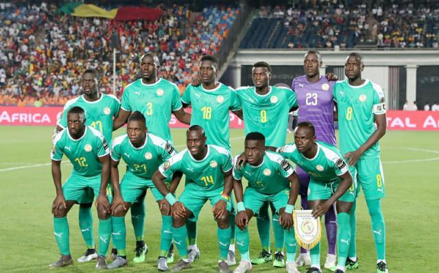 梅西赛前将球衣赠予安哥拉总统，总统回赠他一座纪念奖杯（赛前梅西赠球衣予安哥拉总统，对方回以纪念奖杯）